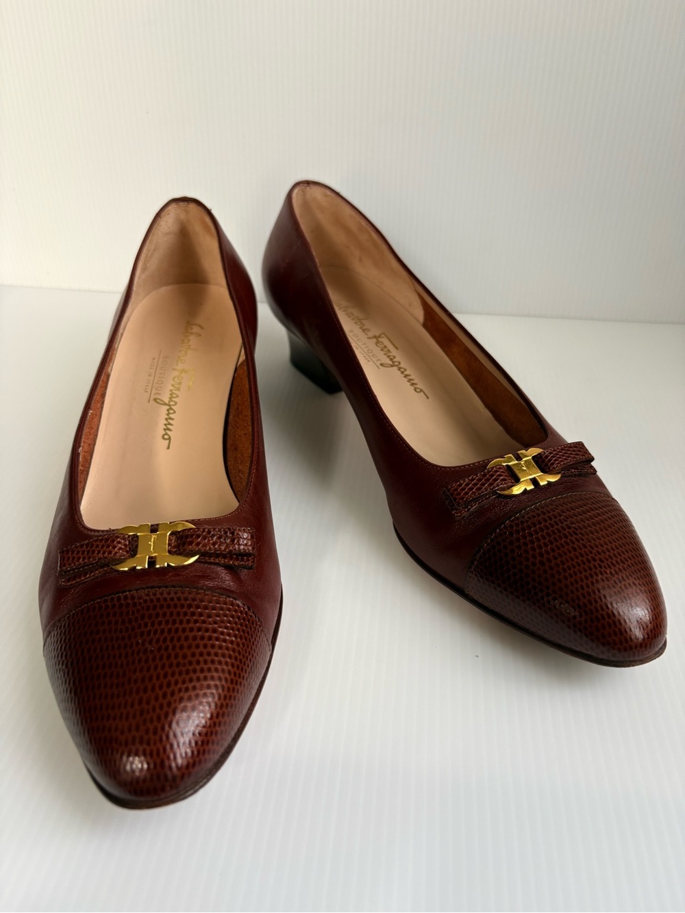 Salvatore Ferragamo Brown Leather Pumps Croc Embossed Cap Toe Size 9.5 B -EUC